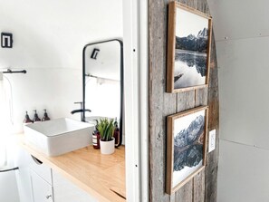 Towels, soap, shampoo, toilet paper