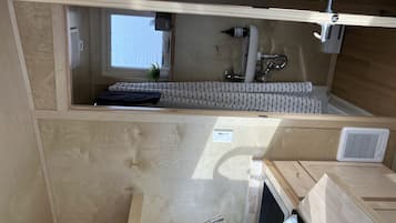 Toallas, jabón, shampoo, papel de baño