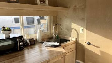 KĂŒhlschrank, Wasserkocher mit Kaffee-/Teezubehör