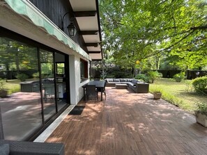 Outdoor dining - Green house for rent (Savigny-sur-Clairis.)