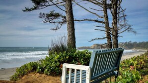 Beach nearby, sailing, kayaking, fishing - Stunning A Frame with Fantastic Views in Otter Rock, Oregon (Otter Rock)