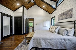 1 bedroom, desk, WiFi, bed sheets