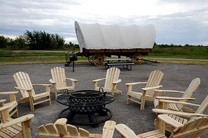 Property grounds - Unforgettable Glamping Getaways in this Covered Wagon in Moore, Oklahoma (Moore)