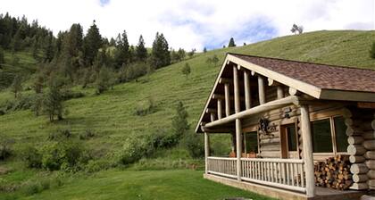 Montana Mountain Glamping: Charming Log Cabin with a Private Hot Tub in Darby