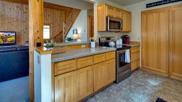 Køleskab, mikrobølgeovn, kogeplade, opvaskemaskine