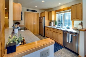 Réfrigérateur, micro-ondes, plaque de cuisson, lave-vaisselle