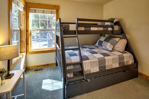 3 多间卧室、客房内保险箱、办公桌、熨斗/熨衣板