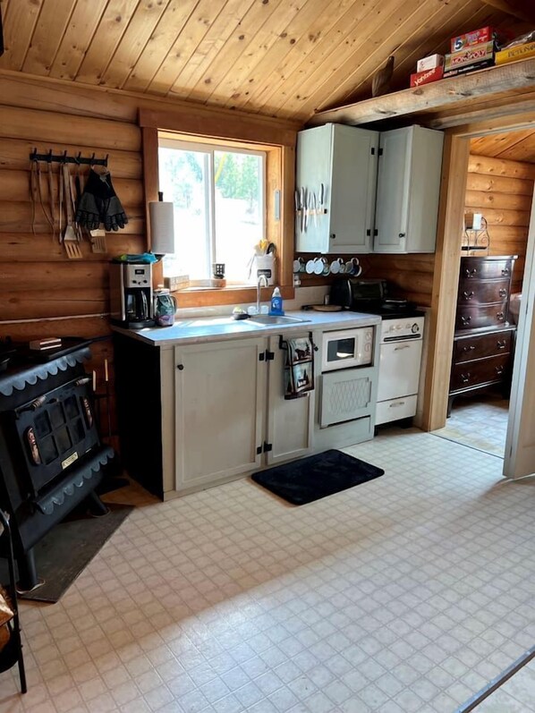 Refrigerador, microondas, parrilla de estufa y cafetera y tetera