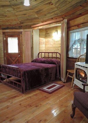 1 غرفة نوم وخزنة داخل الغرفة وملاءات أسرّة