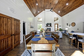 Dining - Breathtaking Luxurious Cabin with Fire Pit, Screened Beautiful Porch and Jacuzzi in Oklahoma (Broken Bow)