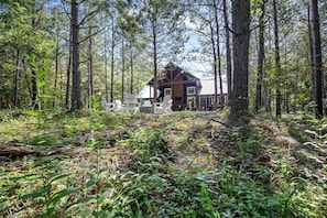 Exterior - Breathtaking Luxurious Cabin with Fire Pit, Screened Beautiful Porch and Jacuzzi in Oklahoma (Broken Bow)