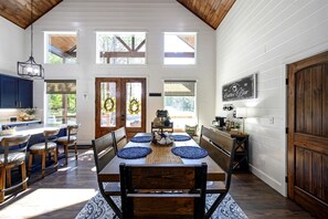 Unclassified image, 5 of 67, button - Breathtaking Luxurious Cabin with Fire Pit, Screened Beautiful Porch and Jacuzzi in Oklahoma (Broken Bow)