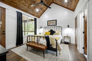 2 bedrooms, WiFi, bed sheets - Breathtaking Luxurious Cabin with Fire Pit, Screened Beautiful Porch and Jacuzzi in Oklahoma (Broken Bow)