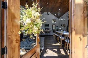 Outdoor dining - Breathtaking Luxurious Cabin with Fire Pit, Screened Beautiful Porch and Jacuzzi in Oklahoma (Broken Bow)