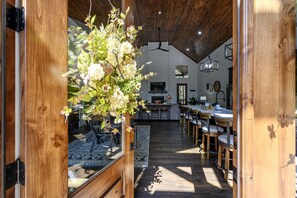 Unclassified image, 2 of 67, button - Breathtaking Luxurious Cabin with Fire Pit, Screened Beautiful Porch and Jacuzzi in Oklahoma (Broken Bow)