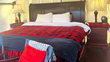 1 bedroom, desk, WiFi, bed sheets