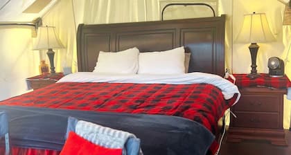 Cozy Tented Cabin with Stunning Sights in Conner, Montana