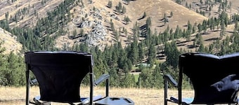 Cozy Tented Cabin with Stunning Sights in Conner, Montana