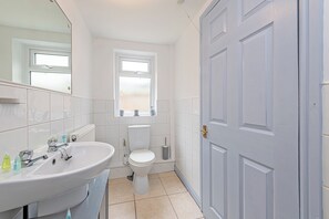 Classic House, 4 Bedrooms, Non Smoking, Patio | Bathroom | Towels