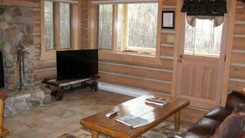 Een televisie en een open haard