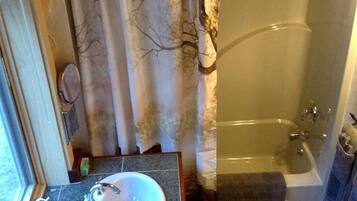 Tina de hidromasaje, secadora de cabello, toallas, jabón