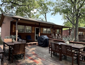 Outdoor dining - Cozy Cabin Perfect for Family Getaways in Afton, Oklahoma (Afton)