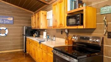 Jääkaappi, mikroaaltouuni, liesi, kahvin-/teenkeitin