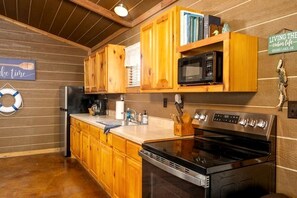 Fridge, microwave, stovetop, coffee/tea maker - Cozy Cabin Perfect for Family Getaways in Afton, Oklahoma (Afton)
