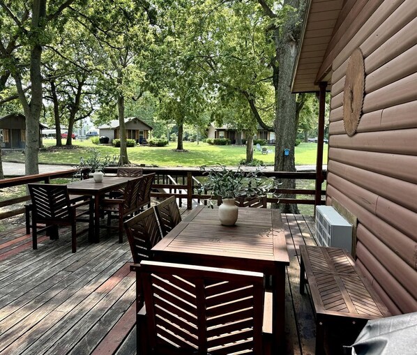 Outdoor dining - Cozy Cabin Perfect for Family Getaways in Afton, Oklahoma (Afton)