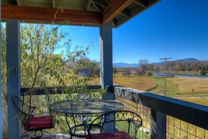 Outdoor dining - Wonderful River Cottage with Great Hiking Trails in Montana (Pray)