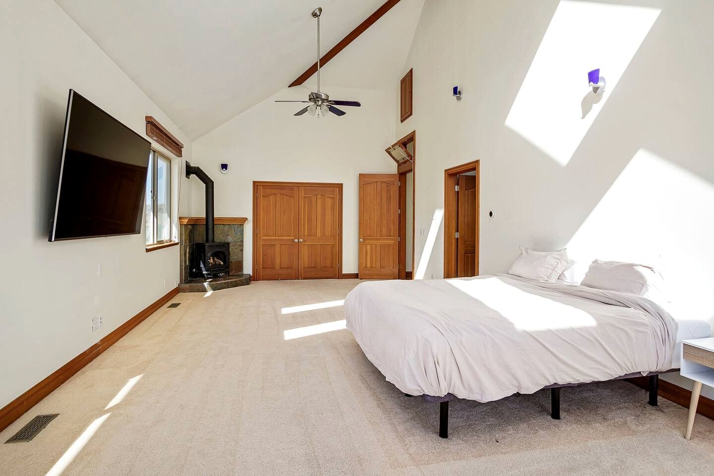 8 habitaciones, escritorio, tabla de planchar con plancha y wifi 