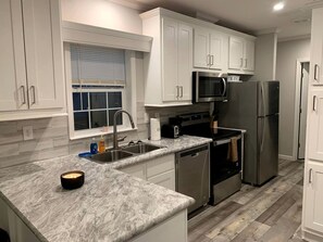 Kaffe-/temaskine, køkkentøj/tallerkener/redskaber, spisebord