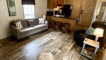 Een televisie en een open haard