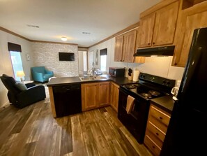 Een koelkast, een magnetron, een kookplaat