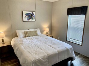 Een bureau, wifi, beddengoed