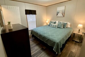 2 bedrooms, desk, WiFi, bed sheets