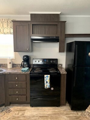 Cafeteira/chaleira, talheres/pratos/utensílios de cozinha