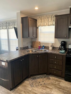 Cafetera y tetera, utensilios de cocina y comedor 