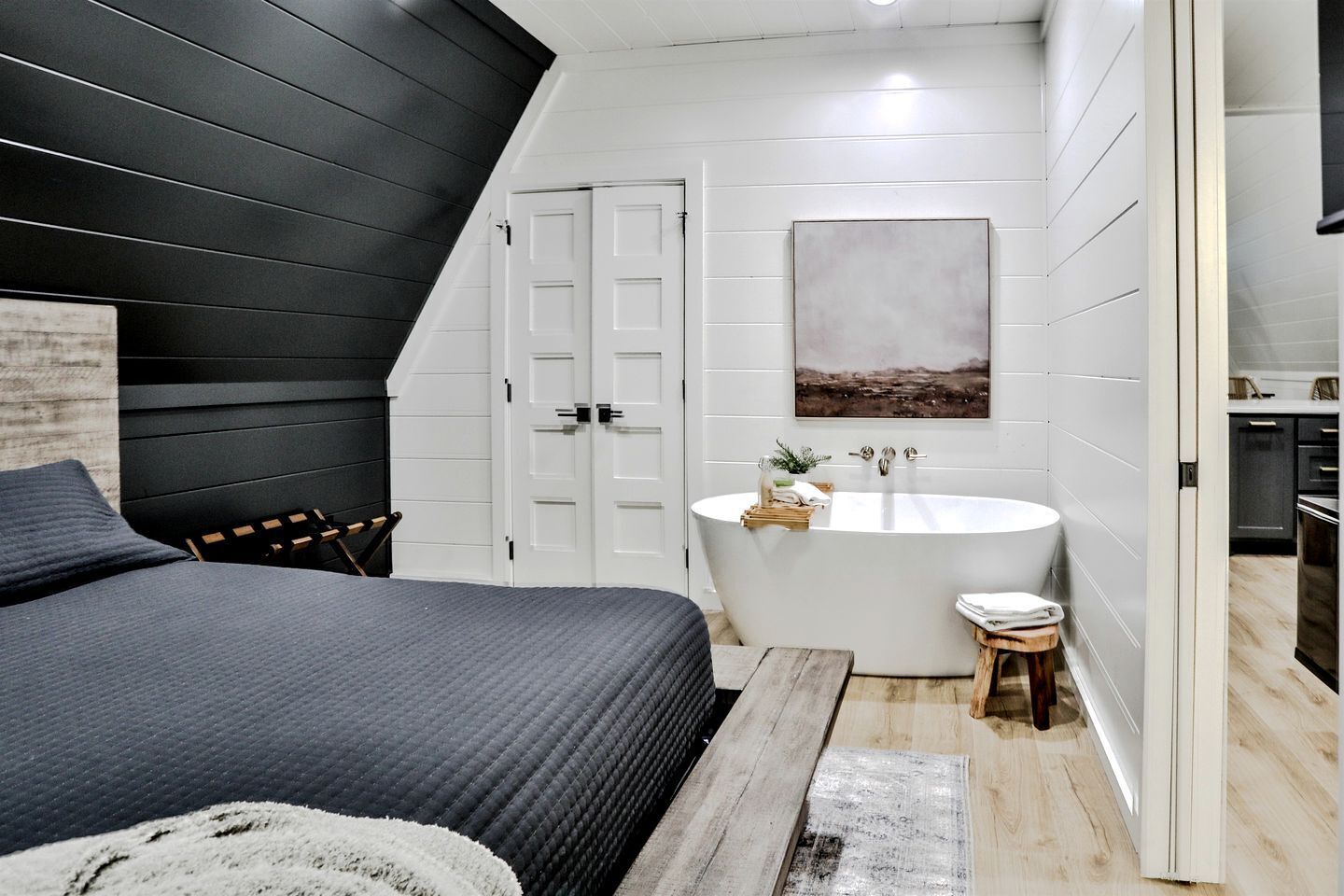 Desk, WiFi, bed sheets