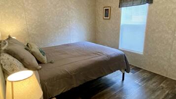 2 bedrooms, desk, WiFi, bed sheets