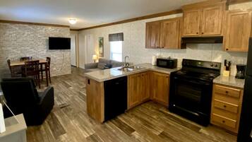 Een koffiezetapparaat/waterkoker, kookgerei, borden en bestek