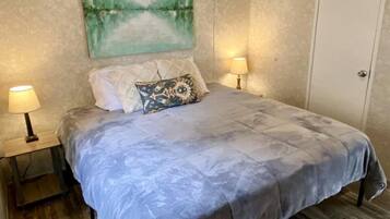 2 bedrooms, desk, WiFi, bed sheets