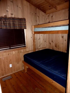 1 bedroom, desk, WiFi, bed sheets - Comfortable Lakefront Cabin near West Yellowstone, Montana (West Yellowstone)