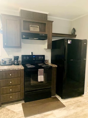 Coffee/tea maker, cookware/dishes/utensils, dining tables - Beautiful Cottage with Fire Pit and Barbecue in Dunnellon, Florida (Dunnellon)