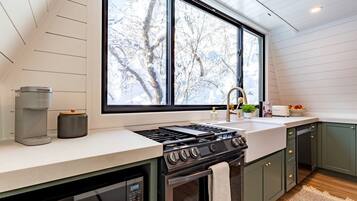 Coffee/tea maker, fridge, microwave, oven