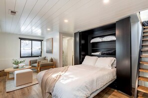2 bedrooms, desk, WiFi, bed sheets