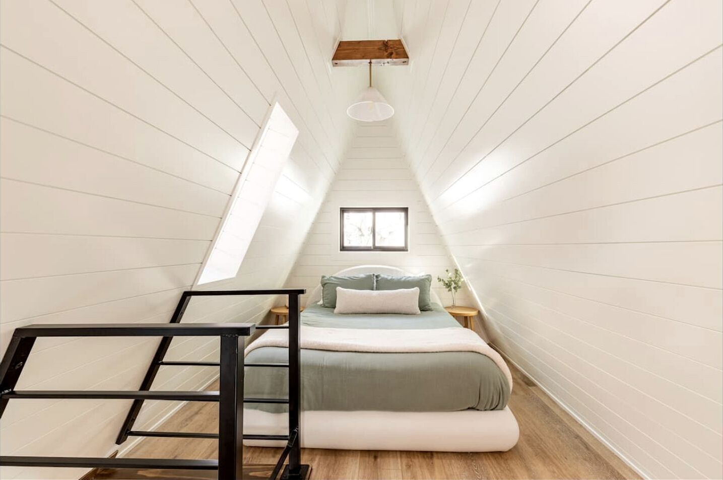 2 bedrooms, desk, WiFi, bed sheets