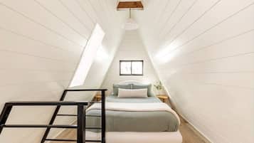 2 bedrooms, desk, WiFi, bed sheets