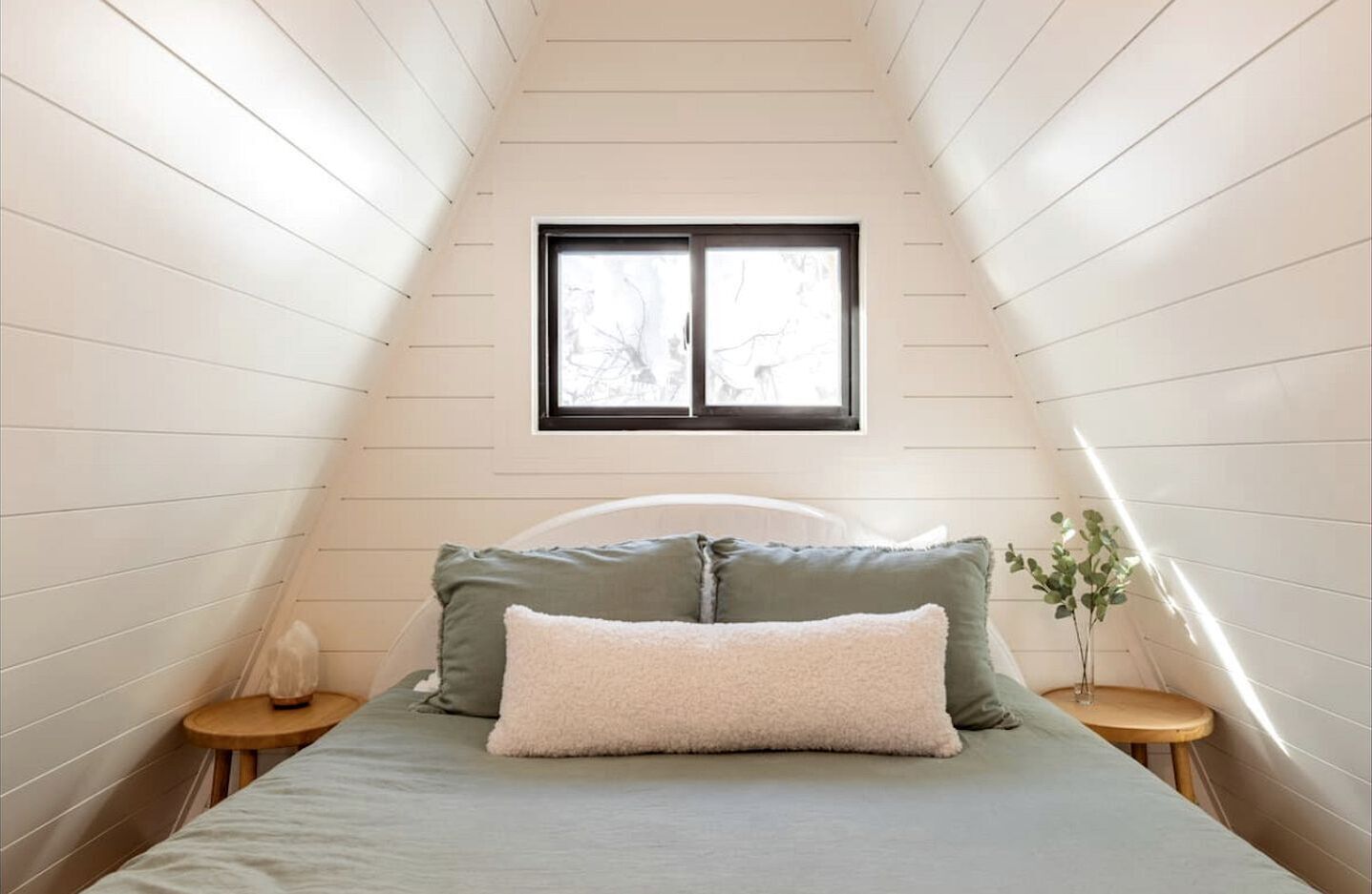 2 bedrooms, desk, WiFi, bed sheets