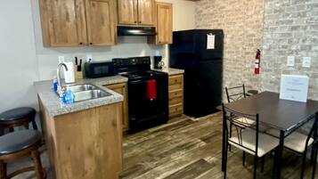 Een koelkast, een koffiezetapparaat/waterkoker